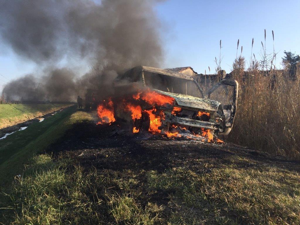 Le fiamme avvolgono il furgone portavalori rapinato