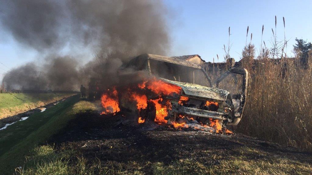 Le fiamme avvolgono il furgone portavalori rapinato