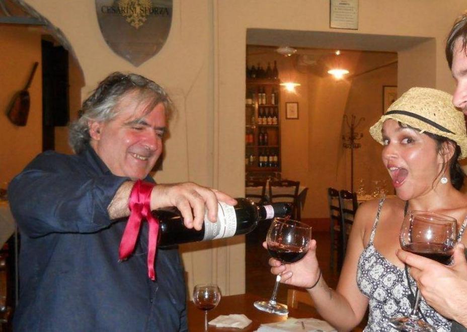 Stefano De Ranieri, del ristorante Il Mecenate, con la cantante Norah Jones
