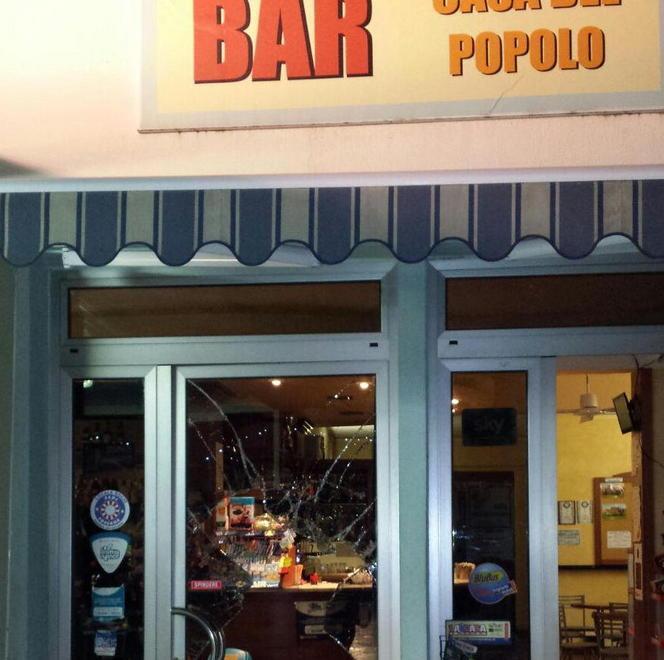 Sfondano a colpi di pietra la porta del circolo