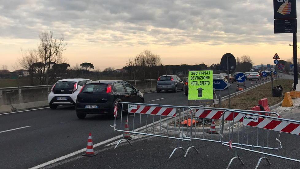 Parcheggio chiuso al traffico L’hotel sulla FiPiLi è semi isolato 