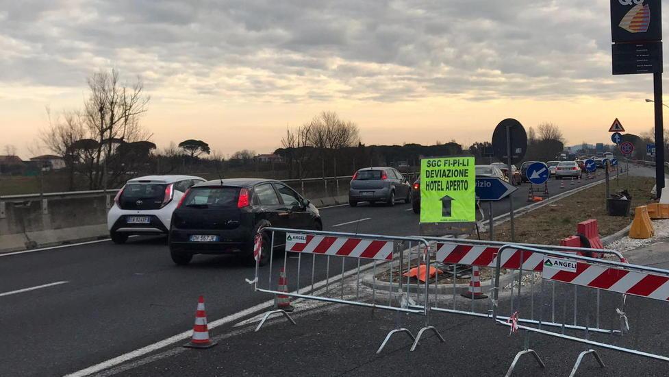 Parcheggio chiuso al traffico L’hotel sulla FiPiLi è semi isolato