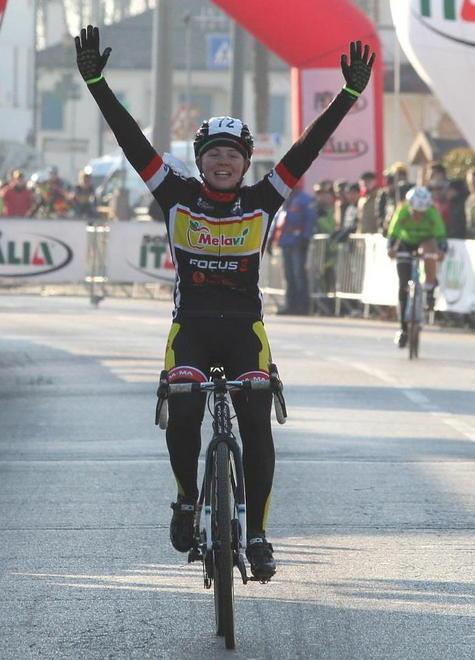 La ragazza che vince impennando come Sagan 