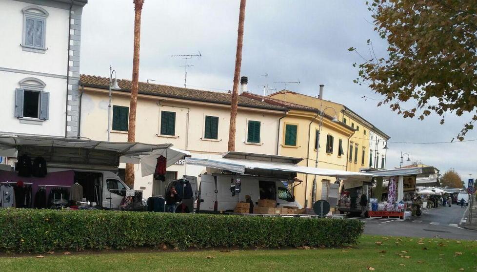 Mercato spostato in centro la protesta dei negozianti 