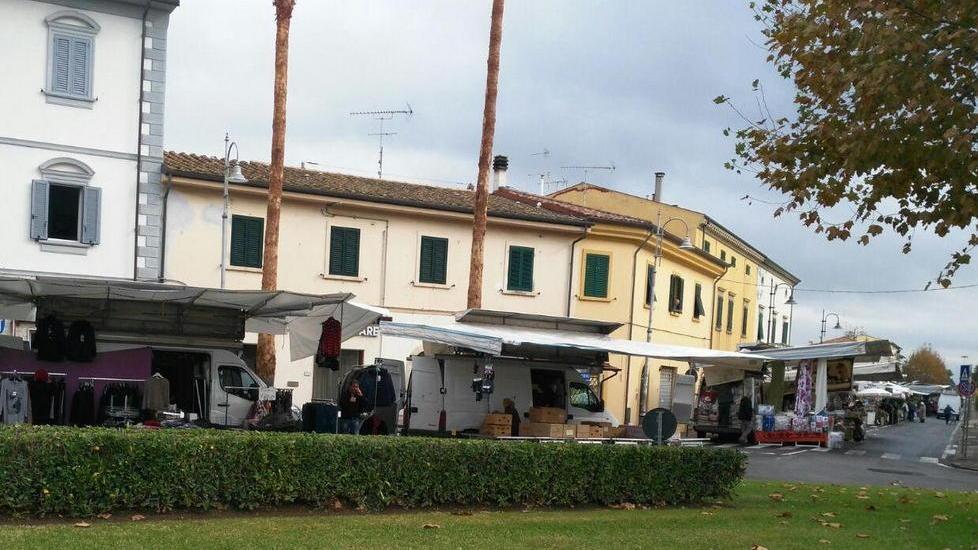 Mercato spostato in centro la protesta dei negozianti
