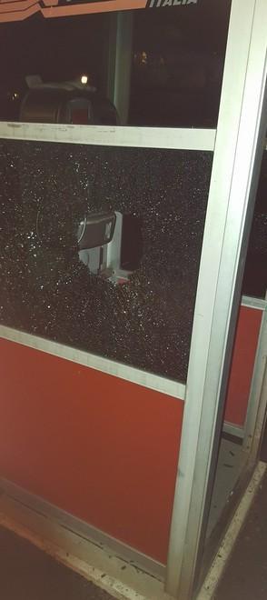 Cabina telefonica sfasciata dai vandali