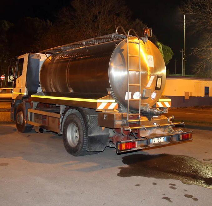 Ditta rompe un tubo, arrivano le autobotti