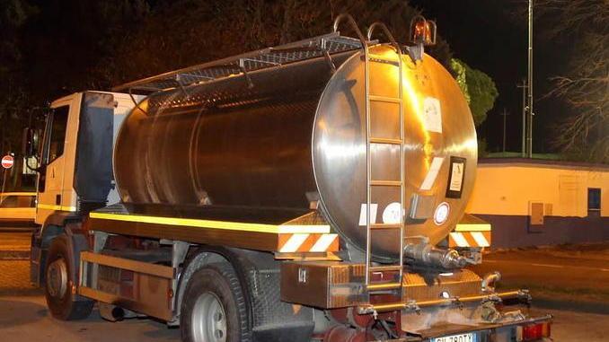 Ditta rompe un tubo, arrivano le autobotti