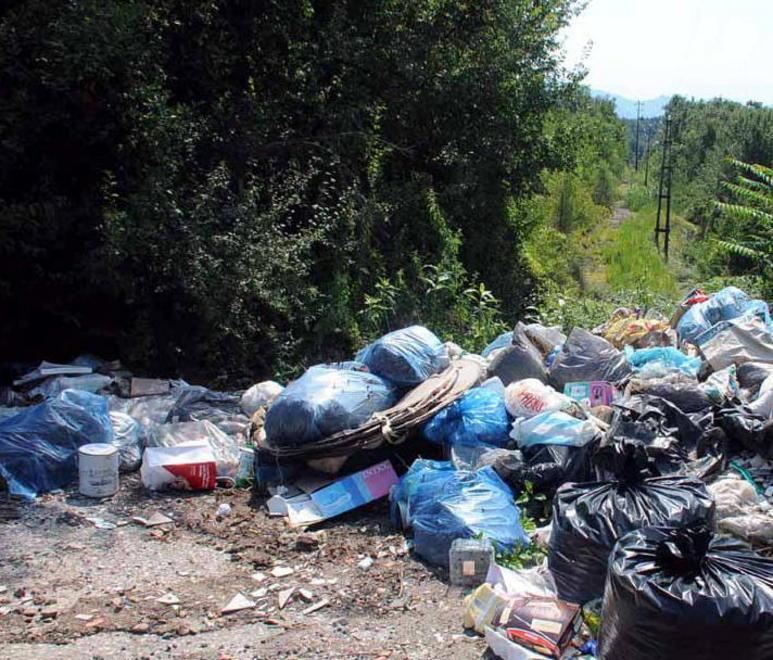 Gli incivili dei rifiuti abbandonati 
