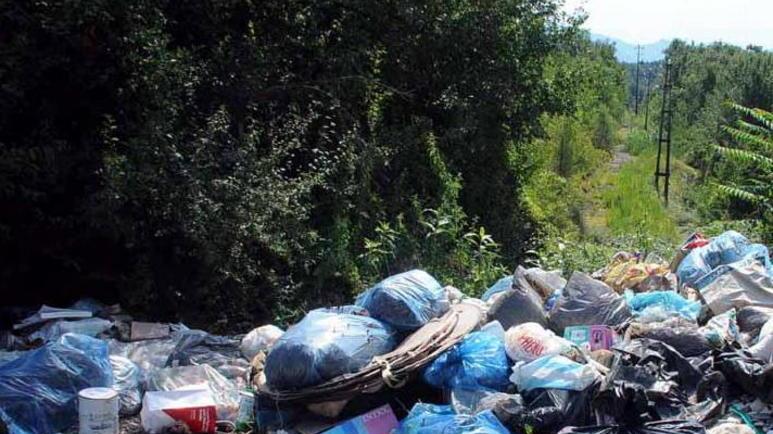 Gli incivili dei rifiuti abbandonati