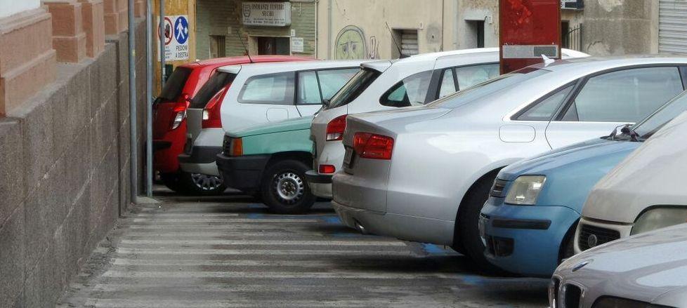 Strisce pedonali occupate dalle auto