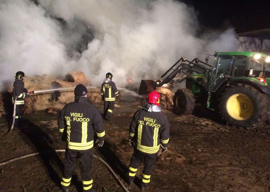 Bottidda, in fiamme 100 balle di fieno 