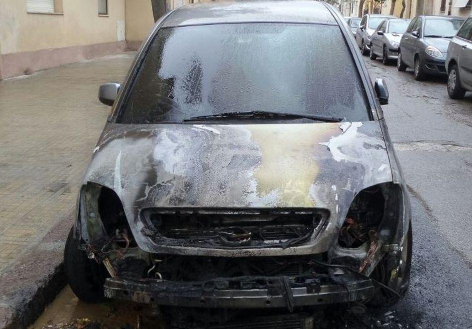 Sacro Cuore, notte di fuoco distrutta una Opel Meriva
