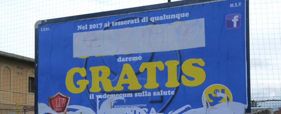 Pannello vicino alla chiesa oscurata la parola “sesso” 