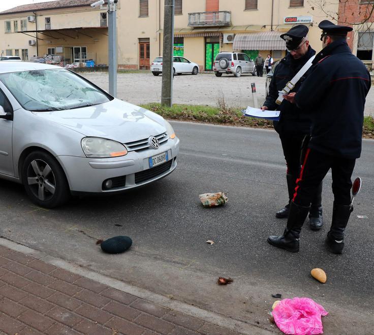Grave ciclista travolta mentre attraversa la strada 