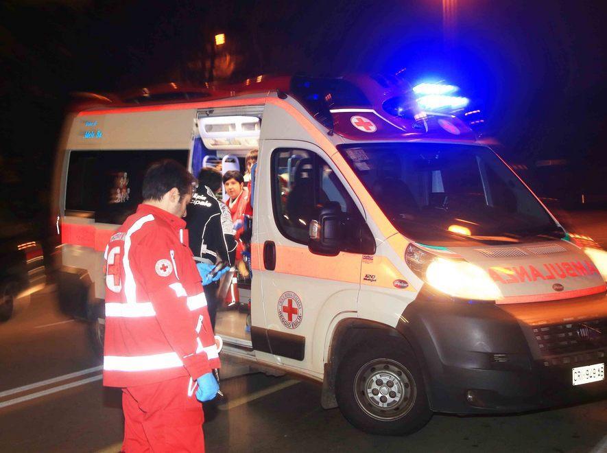 Travolto mentre attraversa la strada, grave 