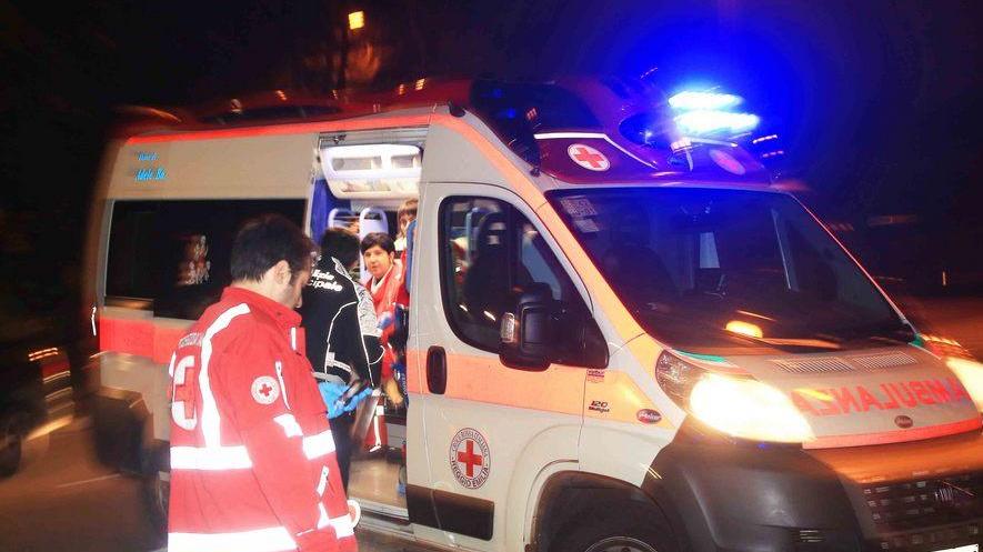 Travolto mentre attraversa la strada, grave