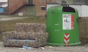 «Rifiuti accanto ai bidoni perché sono sempre pieni»