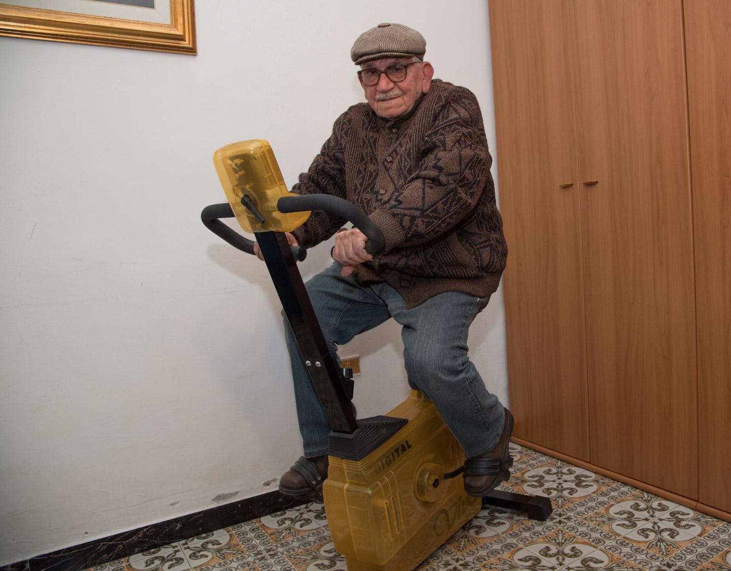 Luigi Zara, classe 1917, sulla cyclette (foto di Mario Rosas)