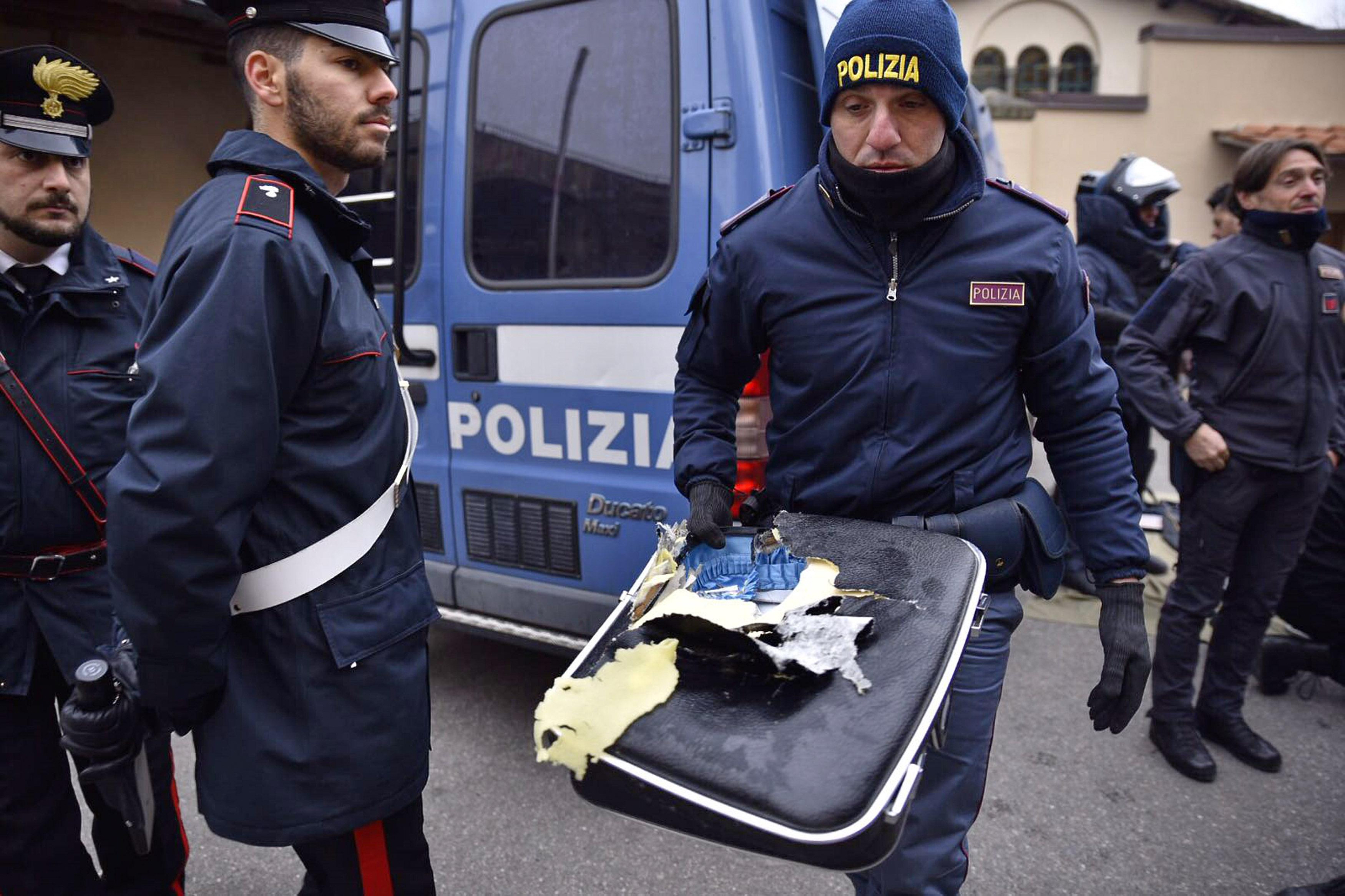 Un artificiere mostra la valigia lasciata incustodita durante la kermesse di Pitti Uomo, a Firenze (foto LaPresse/Marco Bucco)
