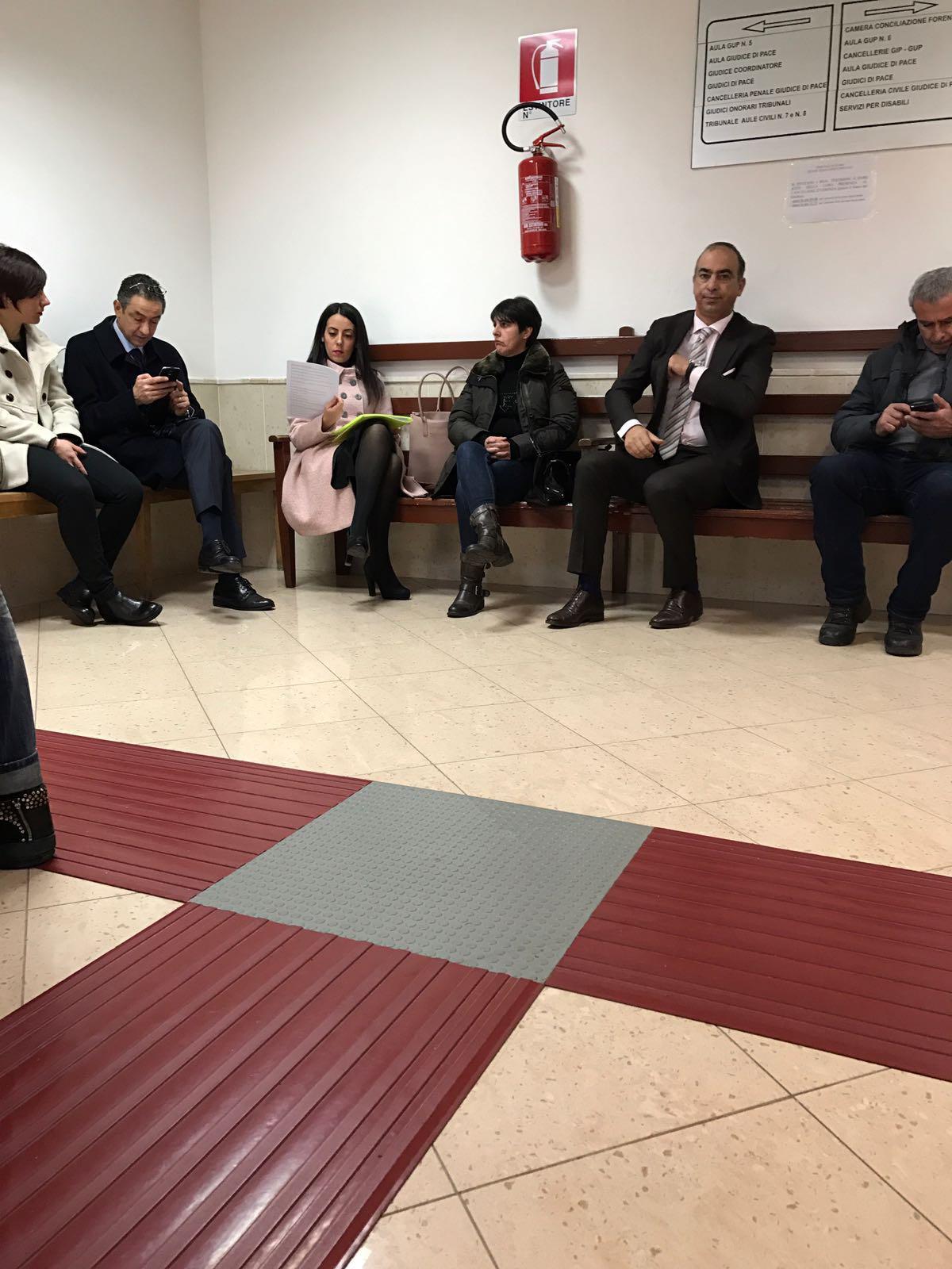 Avvocati e parenti prima dell'udienza