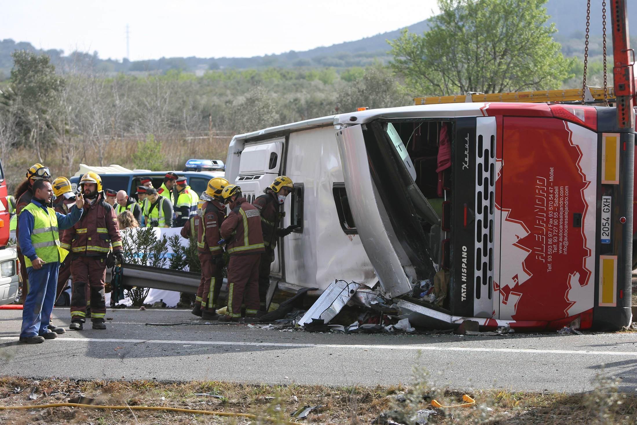 L'autobus ribaltato dopo l'incidente in Tarragona