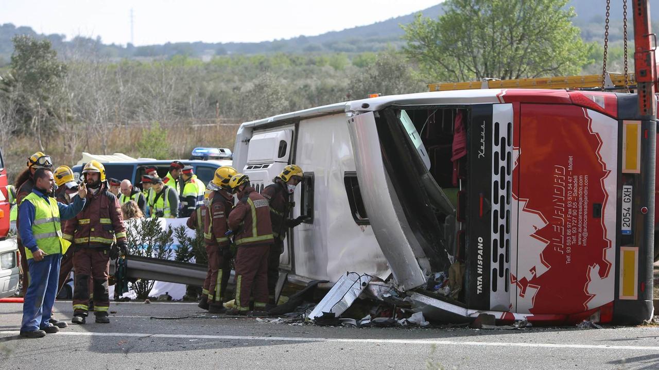 L'autobus ribaltato dopo l'incidente in Tarragona