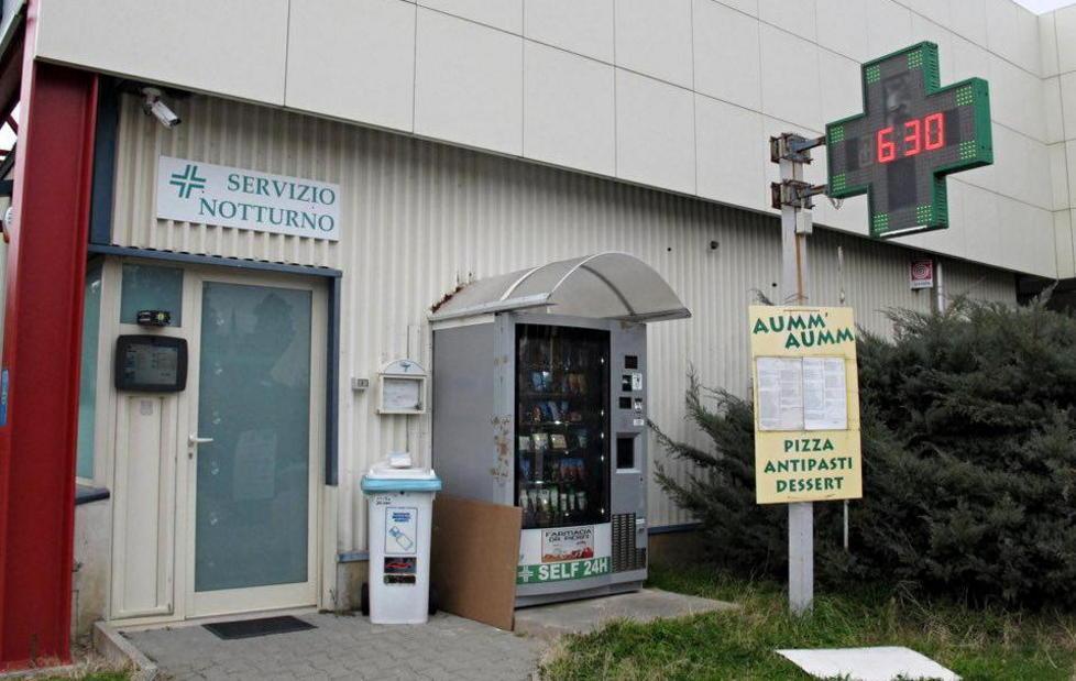 Sfondano la porta della farmacia con un tombino, rubati mille euro 