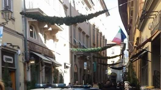 L'intervento della polizia e della Municipale in via Ricasoli