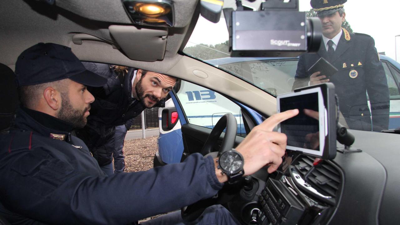 Un agente mostra il nuovo tablet al sindaco Matteo Biffoni (foto Batavia)