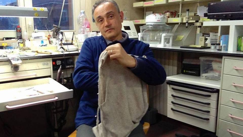 Carpi, scopre i ladri in casa e viene malmenato