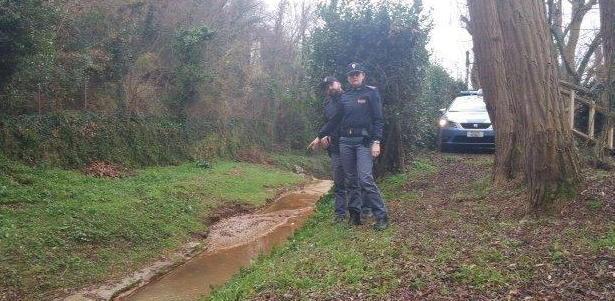 Trovata nella notte sul greto del torrente in stato confusionale 
