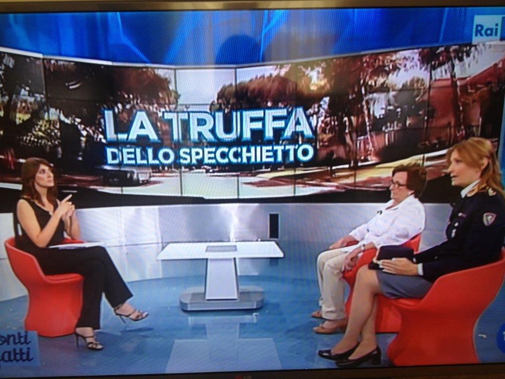 Una trasmissione televisiva sulla truffa dello specchietto