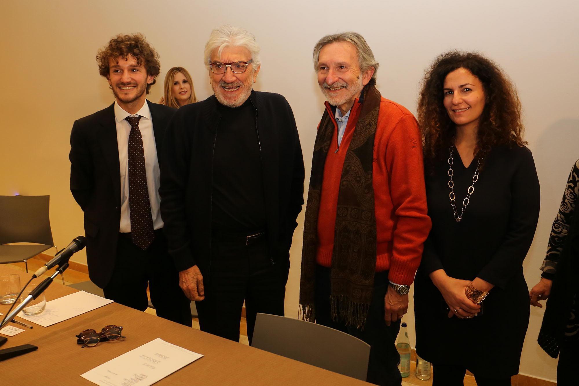 Gigi Proietti con il sindaco Bellandi, l’assessora De Paola e il deputato Fanucci (foto Nucci)