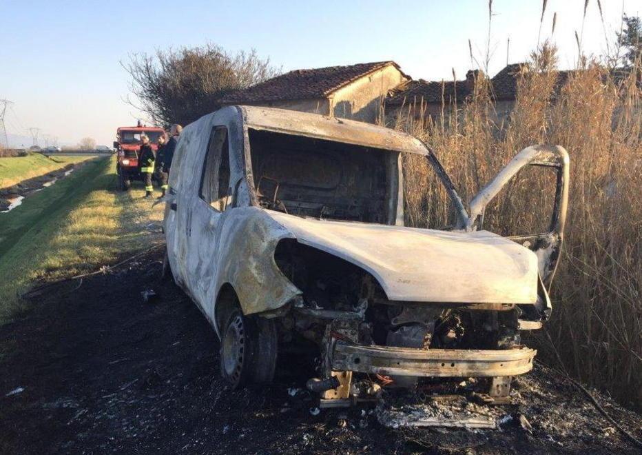 Rubano il furgone dei soldi e lo incendiano 