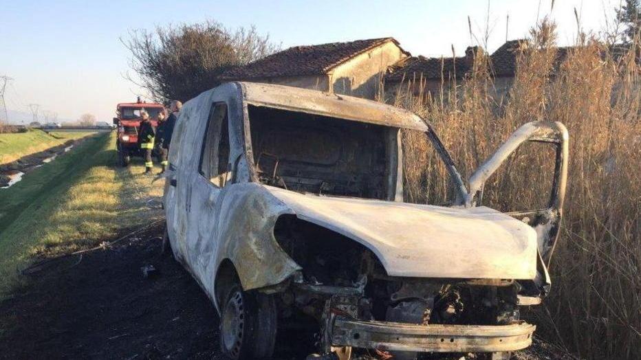 Rubano il furgone dei soldi e lo incendiano
