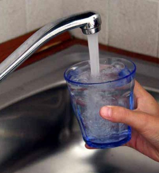 Acqua al sapore di candeggina «Potabile, ma inutilizzabile»