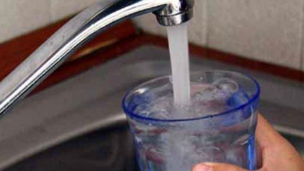 Acqua al sapore di candeggina «Potabile, ma inutilizzabile»