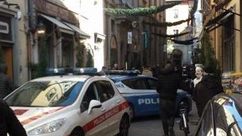 Imprenditore rapina le elemosine al mimo