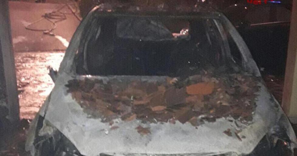 Prigionieri nel condominio per l’incendio di un’auto 