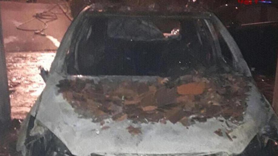 Prigionieri nel condominio per l’incendio di un’auto