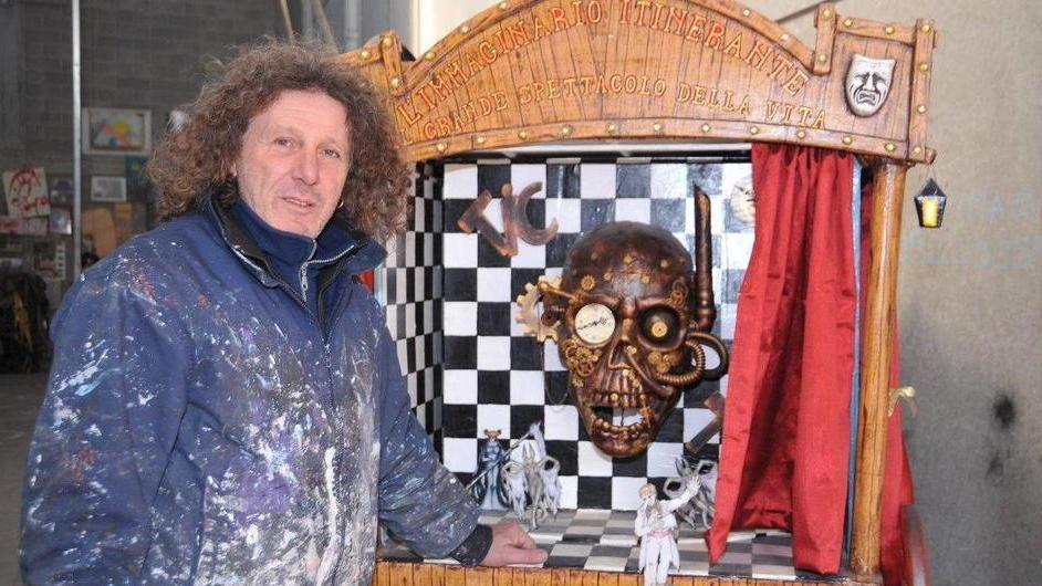Massimo Breschi con il modellino del carro (foto Ciurca/Paglianti)