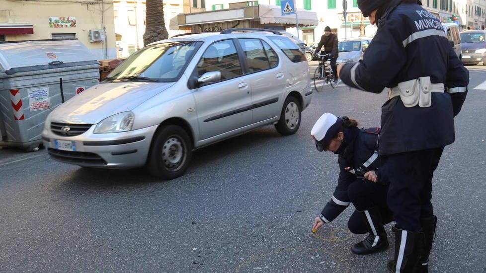 Ragazzina investita da due scooteristi