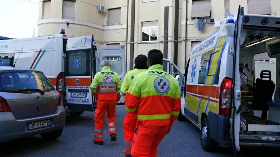 A 13 anni prende la scossa con una borsa termica