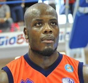 Delroy James saluta Reggio