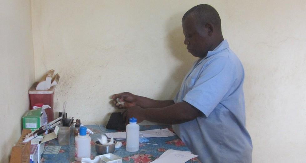 Sassari, chiude il laboratorio d’analisi e dona tutti i macchinari all’Angola 