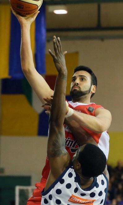 Con un grande Cervi la Grissin Bon spegne la Fortitudo 
