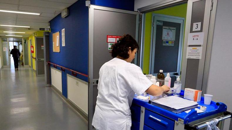 Meningite, via ai controlli in un circolo