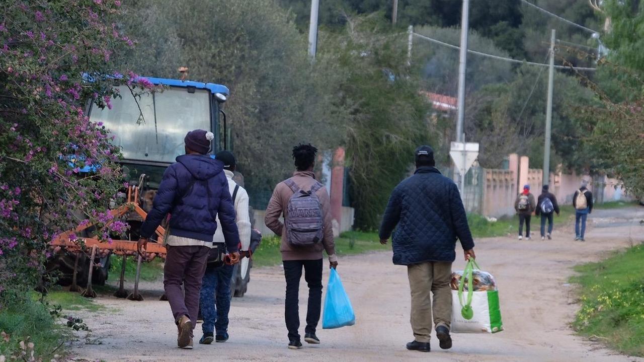 Migranti, nuovo sbarco a Chia: bloccati 10 algerini e avvistati altri 50 