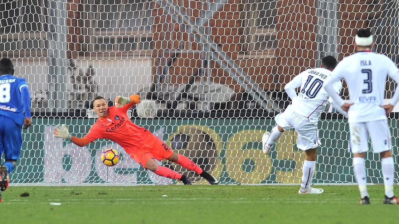 Skorupski para il rigore a Joao Pedro contro il Cagliari (foto agenzia LaPresse/Jennifer Lorenzini)